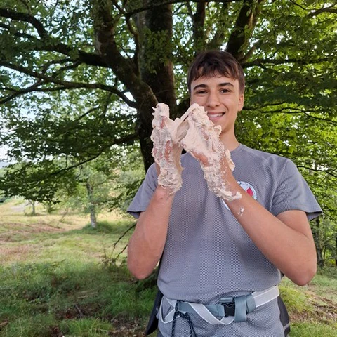 Scout amasando pan